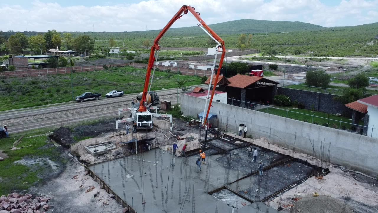 Vista aérea de una obra con la pluma de JC Pumping